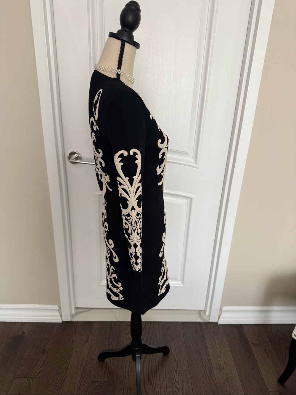 L'AGENCE Black Dress with Cream Baroque Motif, size M - Picture 9 of 11
